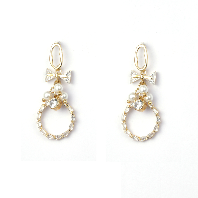Modische Ohrringe mit vergoldeten Perlen und CZ