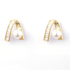 Ohrringe mit lockigem Metall, verziert mit Perlen und kubischen Zirkonen, Messingbasis, 14 Karat vergoldet