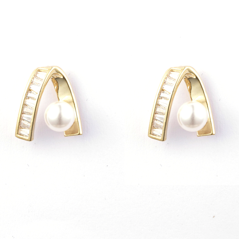 Ohrringe mit lockigem Metall, verziert mit Perlen und kubischen Zirkonen, Messingbasis, 14 Karat vergoldet