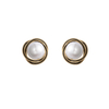 Weiße Perle trifft auf modische Ohrringe aus schwarzer Emaille 